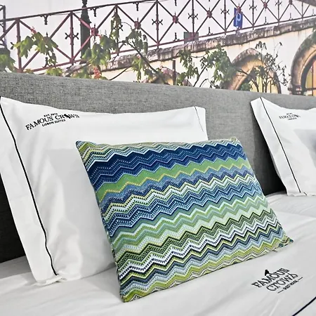 Famous Crows בית הארחה