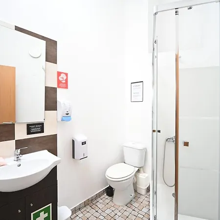 Famous Crows בית הארחה 4*