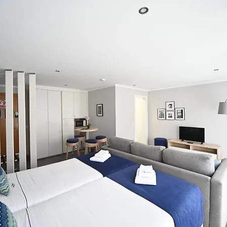 בית הארחה Famous Crows 4*