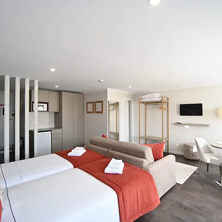 Famous Crows 4* ליסבון