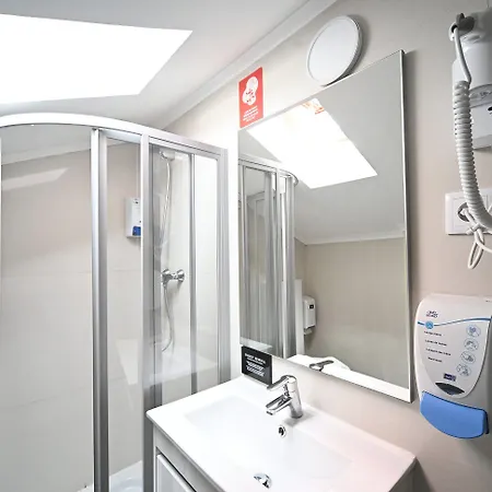 Famous Crows בית הארחה