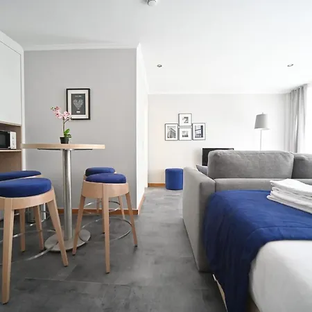 Famous Crows 4* リスボン