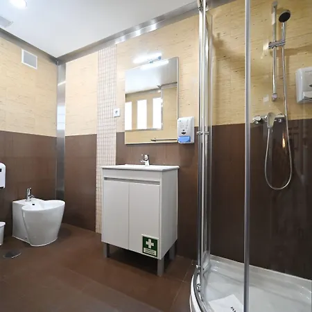 Famous Crows ゲストハウス 4*