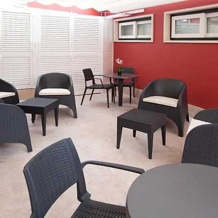 ゲストハウス Famous Crows 4*