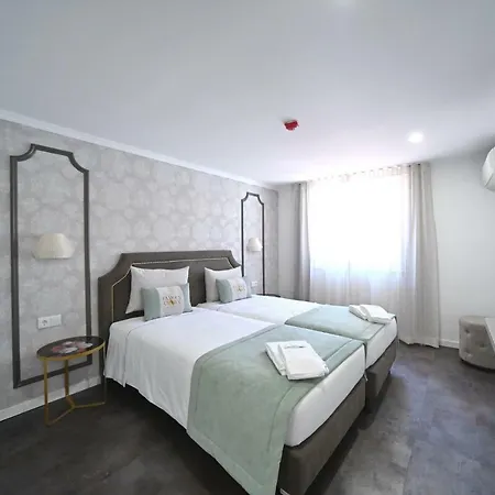 Famous Crows 4* リスボン